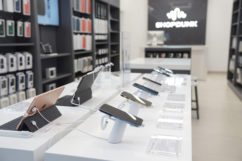 Experience Apple-standard shopping space at authorized dealers