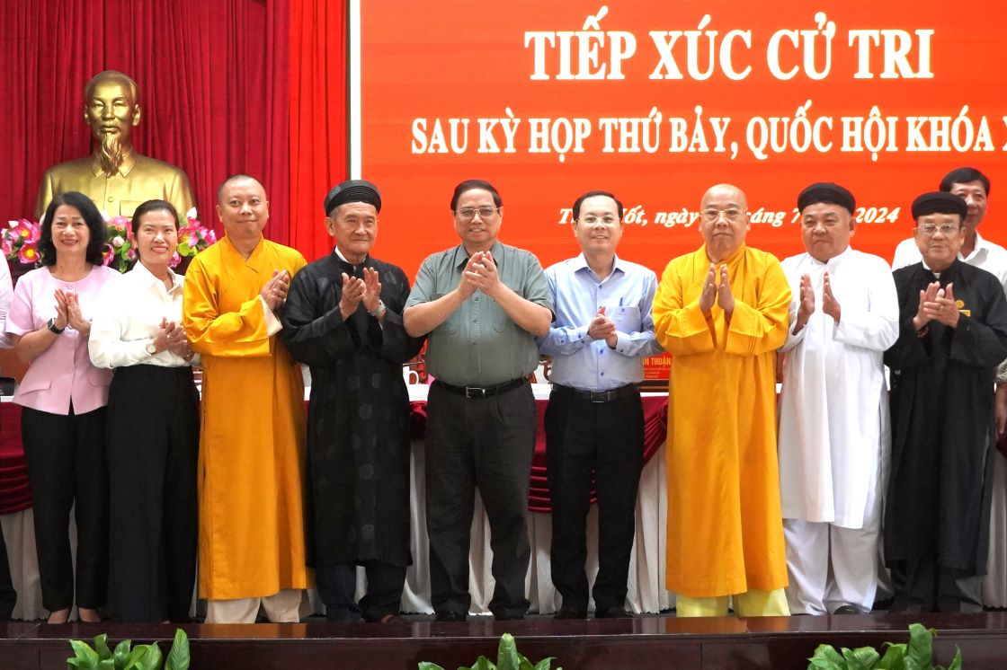 Prime Minister Pham Minh Chinh with delegates and voters. Photo: Ta Quang