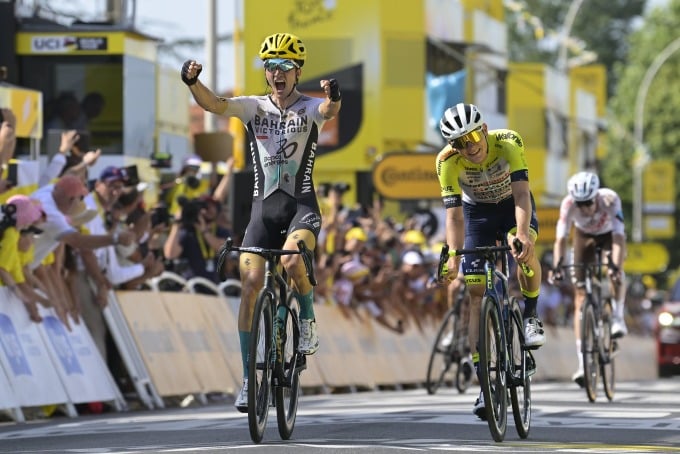 Bilbao (de blanco) celebra la victoria en la meta de la etapa 10 del Tour de Francia el 11 de julio. Foto: Tour de Francia