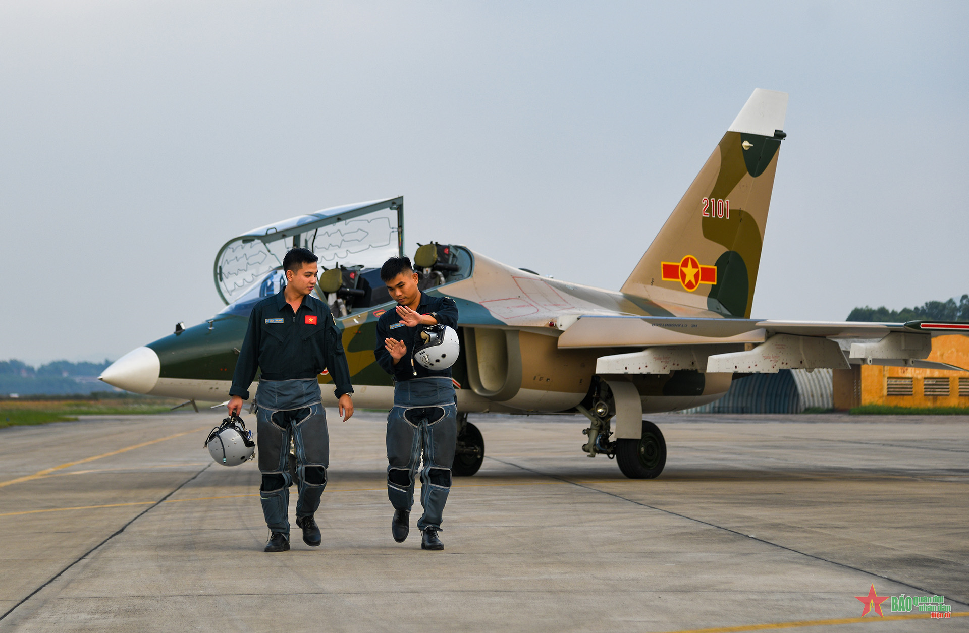 Des pilotes s'entraînent à larguer des bombes à partir d'un avion YaK 130