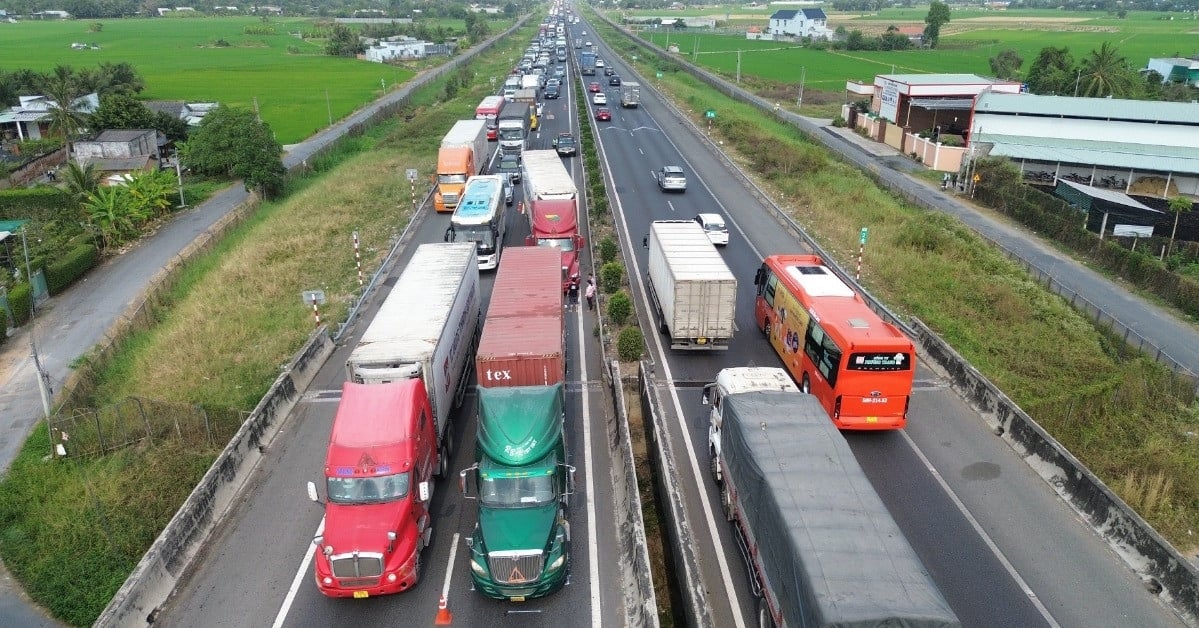 Continuous accidents occur, Ho Chi Minh City - Trung Luong expressway is congested for a long time