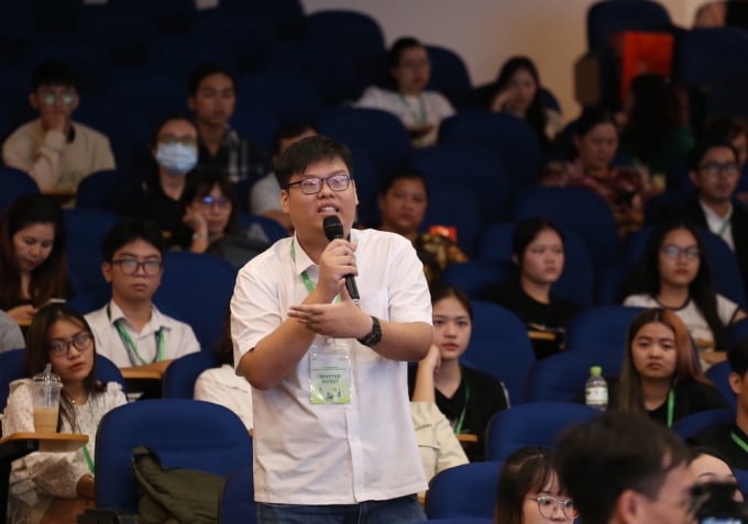 Attendees of the FCLE 2024 Conference interact with speakers. Photo: FPT Education Organization