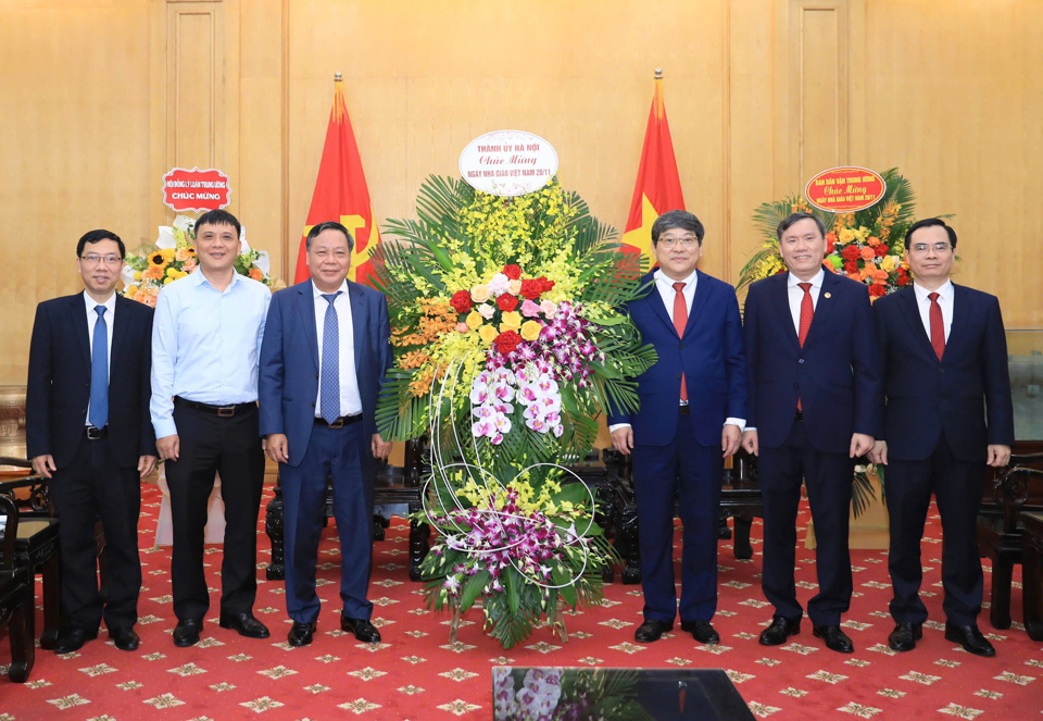 Standing Deputy Secretary of the Hanoi Party Committee Nguyen Van Phong presented a flower basket to congratulate the Ho Chi Minh National Academy of Politics.