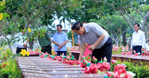 El Primer Ministro ofrece incienso para conmemorar al Presidente Ho Chi Minh, héroes y mártires