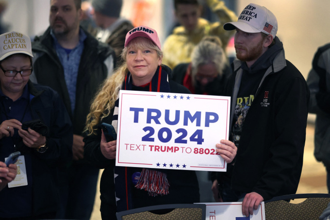 Unterstützer warten darauf, am 5. Januar an Donald Trumps Wahlkampfkundgebung in Sioux Center, Iowa, teilzunehmen. Foto: AFP