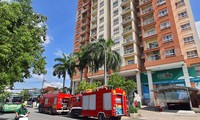 Apartment fire in HCMC, people run away with their belongings