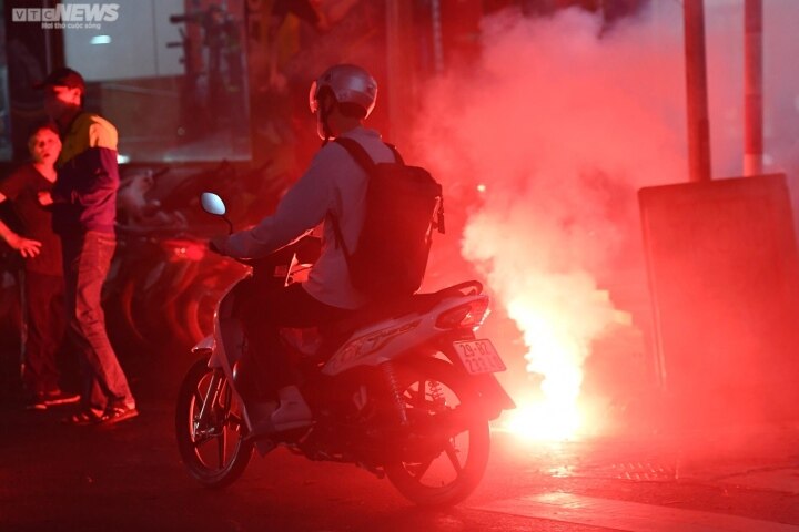 Hai Phong fans set off flares, Chairman Van Tran Hoan broke his promise - 5