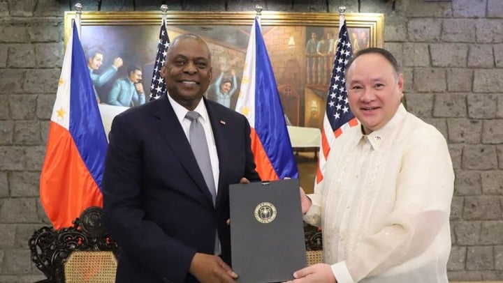 US Defense Secretary Lloyd Austin and his Philippine counterpart Gilberto Teodoro signed a new intelligence agreement in Manila on November 18. (Photo: CNA)