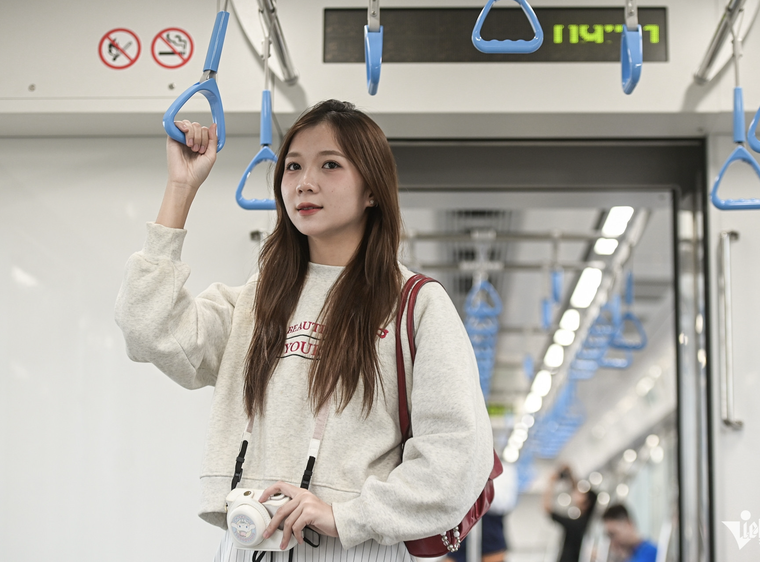 Metro Bến Thành - Suối Tiên rầm rập chạy thử, thiếu nữ hào hứng check-in