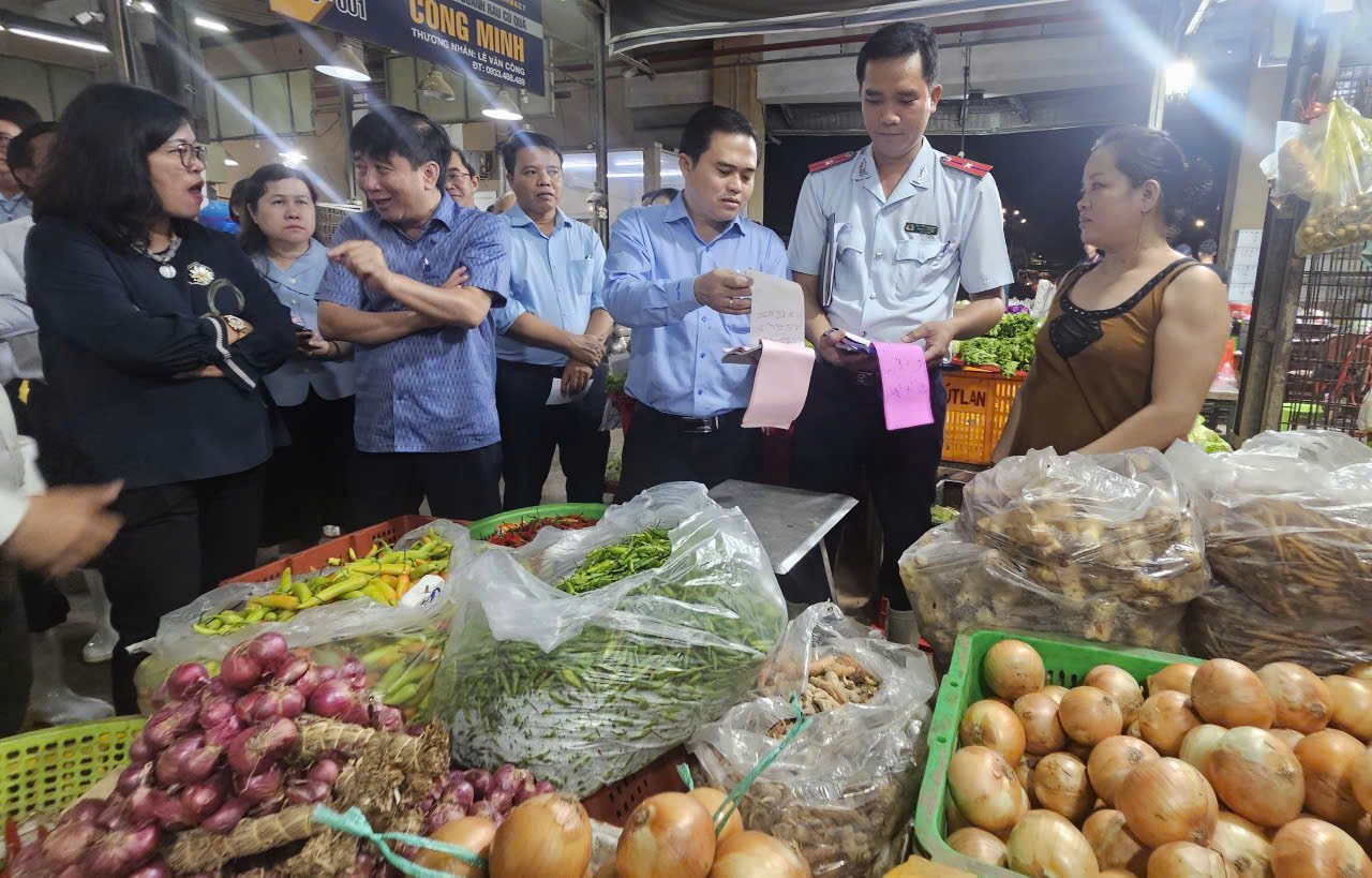 TP.HCM: Tăng mạnh kiểm tra mặt hàng rượu bia, thịt, bánh kẹo... dịp cuối năm - Ảnh 1.