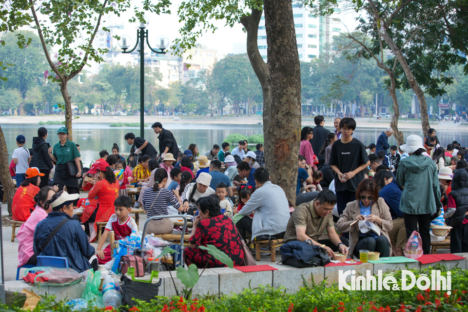 Viele Menschen genießen das Erbe von Hanoi Pho.