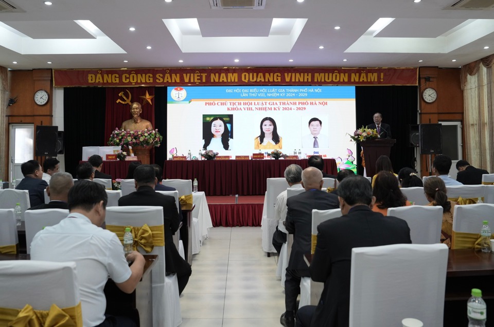 Mme Pham Thi Thanh Huong - Directrice adjointe, Chef de l'Association des avocats du Département de la justice de Hanoi ; Mme Nguyen Thi Hoai Thanh - Vice-présidente du Barreau de Hanoi, mandat VII, 2018-2024 et M. Nguyen Van Ha - Vice-président, chef adjoint de la section du Barreau de Hanoi ont été élus pour occuper le poste de vice-président du Barreau de Hanoi, mandat VIII, 2024-2029.