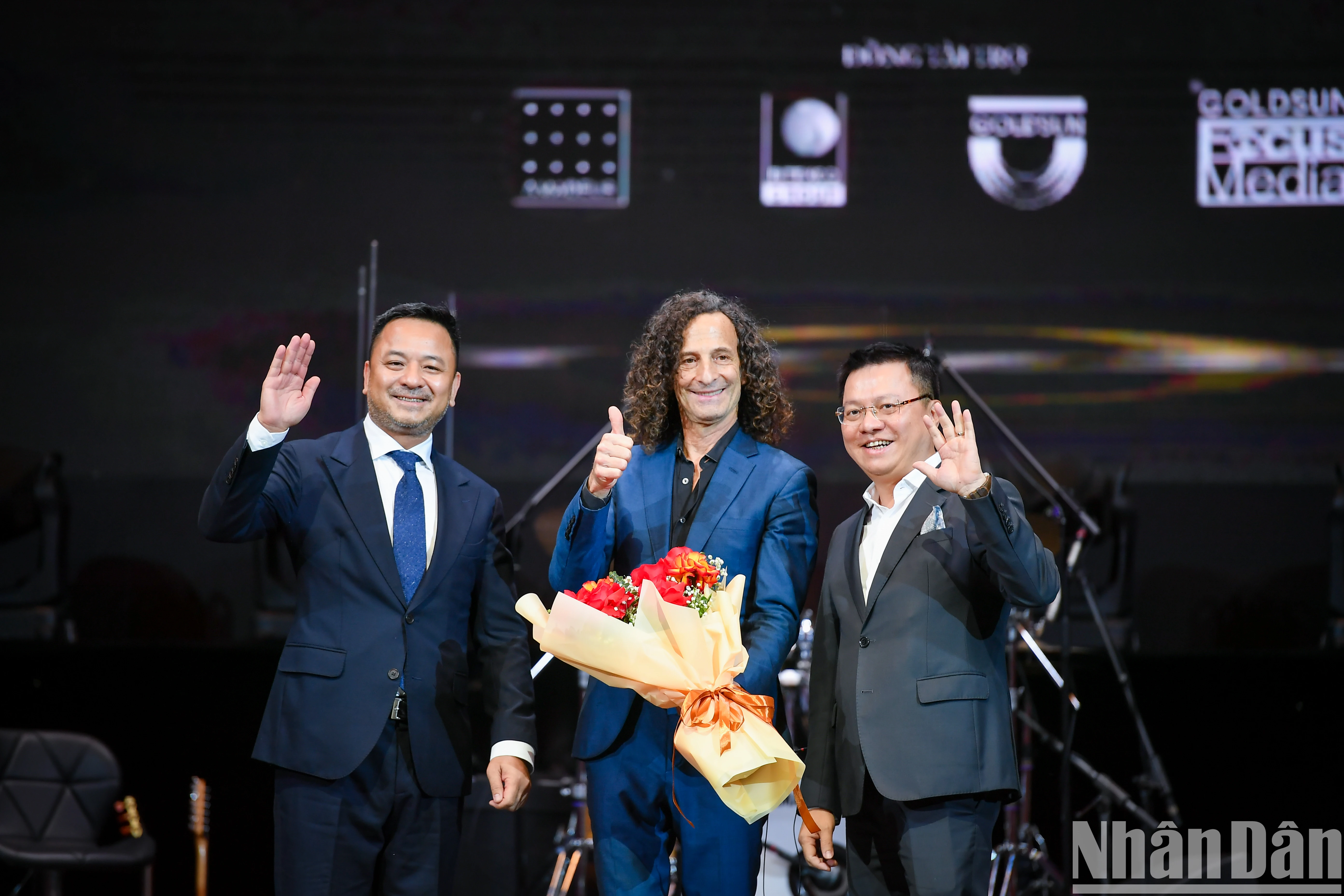 [Photo] Vietnamese audiences immersed in emotions with Kenny G's trumpet sound photo 14