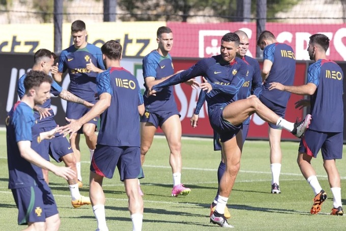 Ronaldo (fourth from right) on the training ground with the Portuguese team on June 19. Photo: FFP