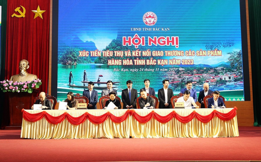 Ký kết biên bản ghi nhớ tại Hội nghị xúc tiến tiêu thụ và kết nối giao thương các sản phẩm hàng hóa tỉnh Bắc Kạn năm 2023