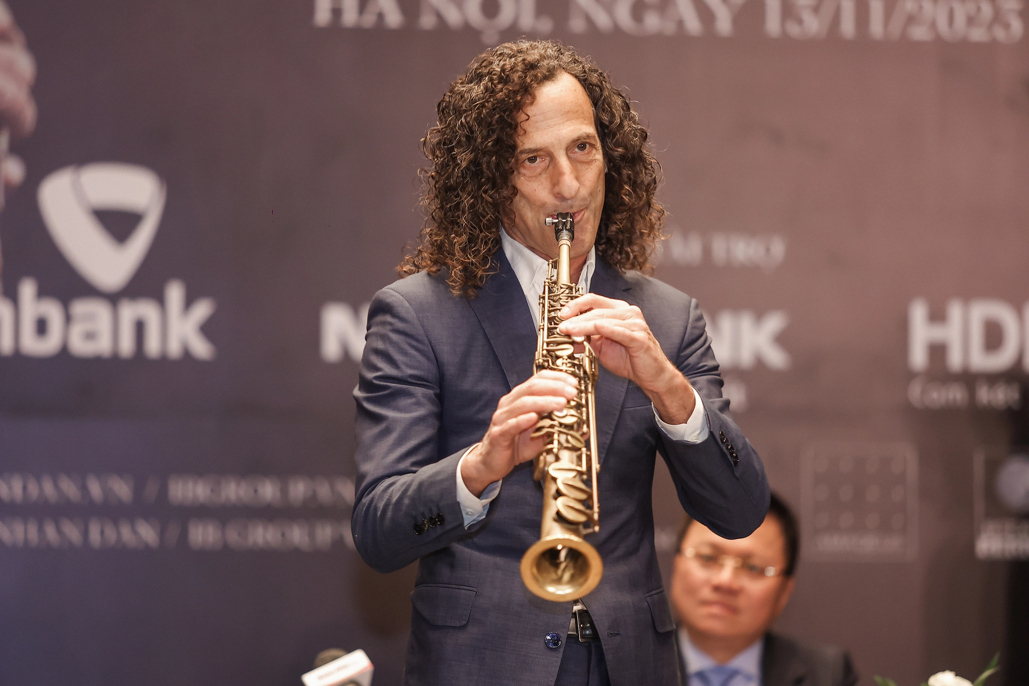 Kenny G tặng lại chiếc kèn saxophone để đấu giá gây quỹ từ thiện tại Việt Nam - Ảnh 4.