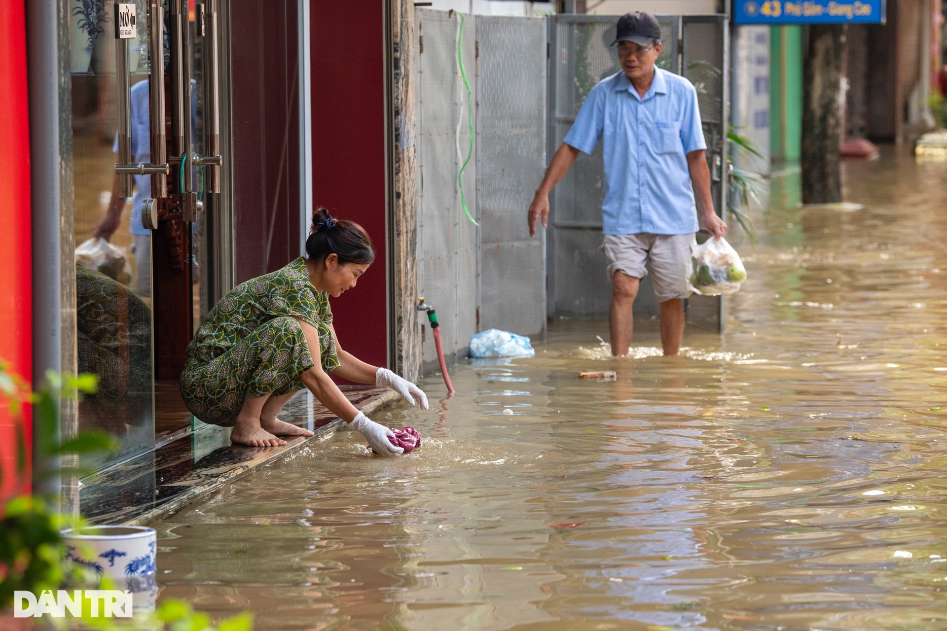 Hà Nội: Làng gốm Bát Tràng chìm trong biển nước - 14