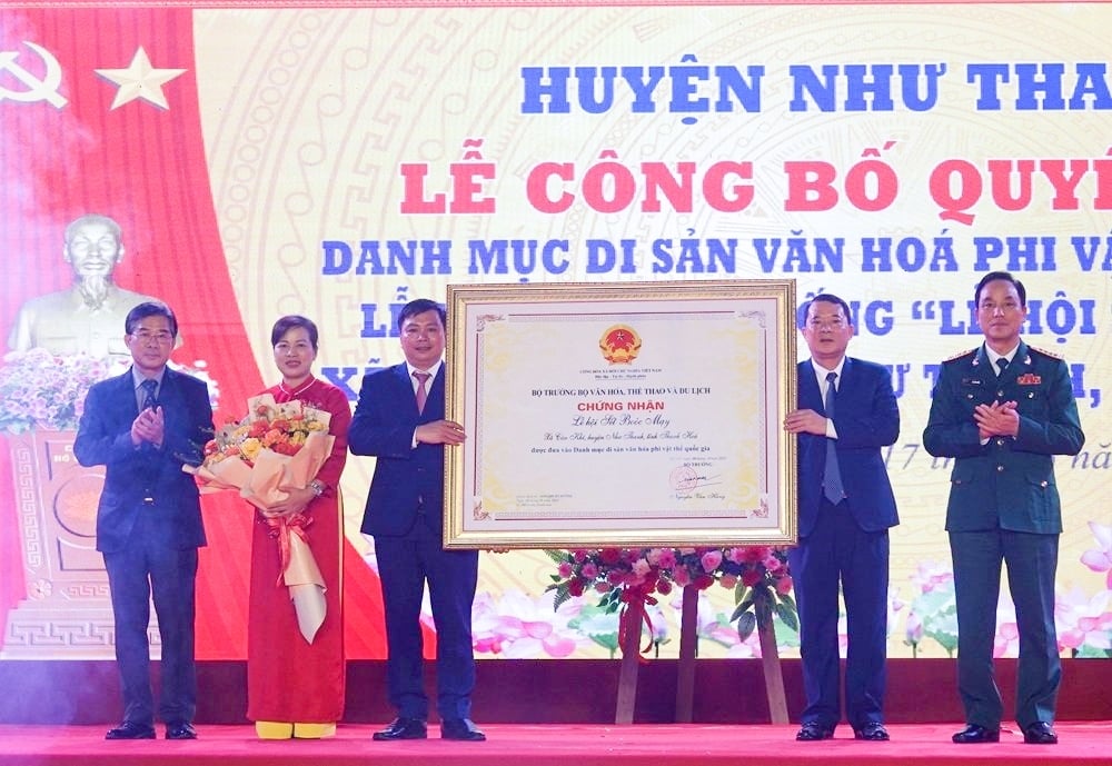 Đại diện huyện Như Thanh đón nhận Quyết định công nhận Lễ hội “Sết Boóc Mạy” là Di sản văn hóa phi vật thể quốc gia của Bộ Văn hóa, Thể thao và Du lịch