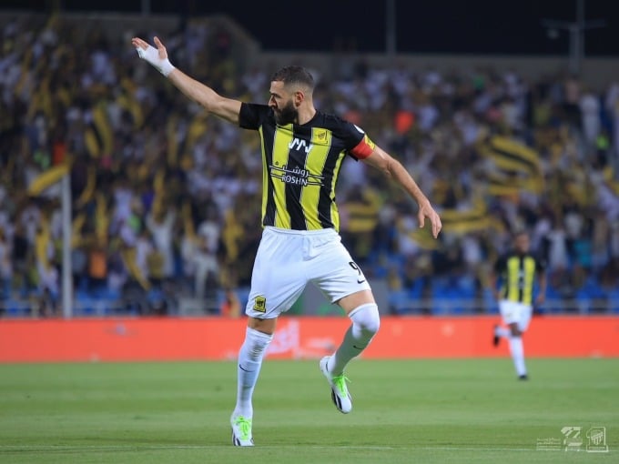 Benzema feiert am Abend des 24. August sein Tor gegen Al Riyadh. Foto: Al Ittihad