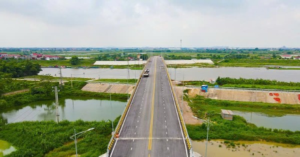 Close-up of the 350 billion VND bridge across Cau River, completed... and left empty