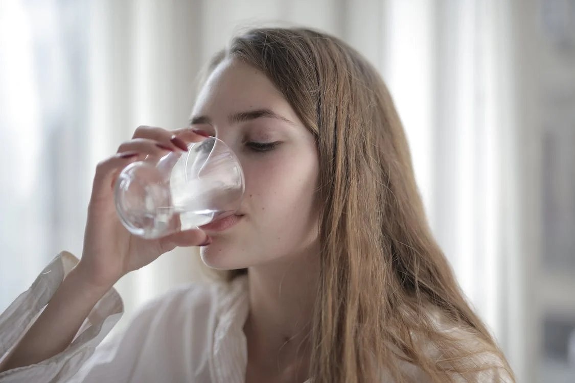 Was passiert mit Ihrem Körper, wenn Sie 30 Tage lang nur Wasser trinken?