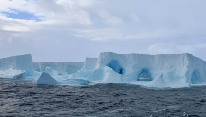 世界最大の氷山が海の渦に「閉じ込められている」