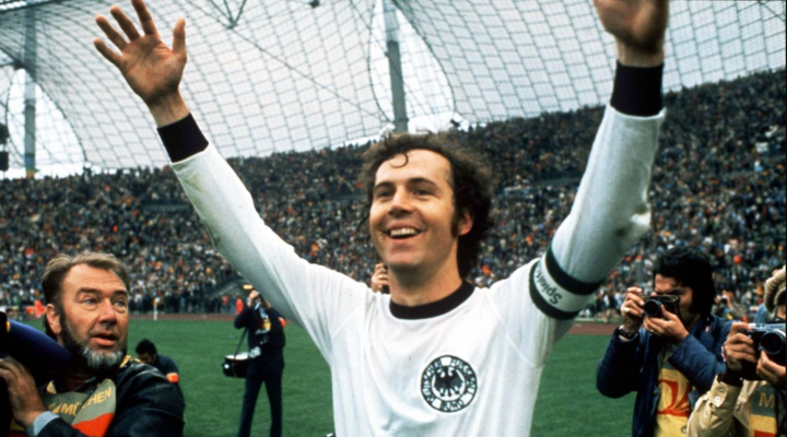 Franz Beckenbauer est le joueur le plus polyvalent de cette liste. Il peut jouer défenseur, milieu de terrain ou même attaquant. Au cours de sa carrière de joueur, « l'empereur » Beckenbauer a remporté presque tous les titres de la vie d'un joueur, tels que la Coupe du monde, la Coupe d'Europe, la Coupe d'Europe (prédécesseur de la Ligue des champions), la Bundesliga et 2 Ballons d'or en 1972 et 1976. Le roi du football Pelé a admis que Beckenbauer était l'un des meilleurs joueurs qu'il ait jamais vu jouer.