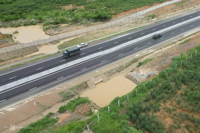 El tramo inundado de la carretera sólo tiene un desagüe de 2,5 m de ancho ubicado más abajo que el agua que fluye. Foto: Viet Quoc