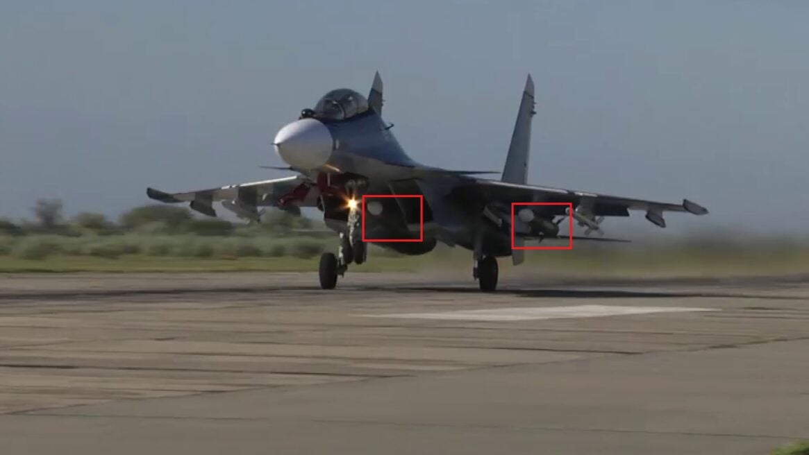世界 - ロシアの改良型Su-30SM戦闘機がR-37M空対空ミサイルを搭載