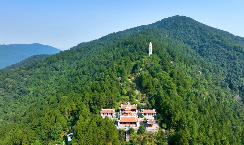 Mit Preisen Mit seinen historischen und kulturellen Werten und seiner wunderschönen Naturlandschaft ist das Touristengebiet Huong Tich Pagoda attraktives Reiseziel, Grund Tier von Touristen aus aller Welt