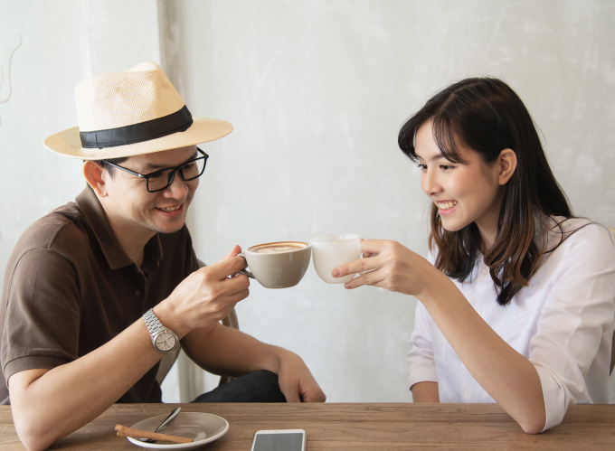 冷たいコーヒーを飲むよりも、熱いコーヒーを飲む方が良いです。写真: Freepik