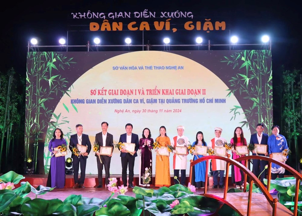 Re-enacting the space for performing Vi and Giam folk songs at Ho Chi Minh Square - photo 2