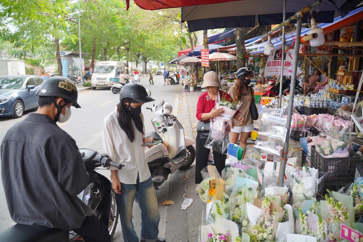 Diversified flower and gift market for Vietnamese Teachers' Day November 20, photo 18