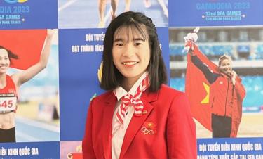 5월 17일, 제32회 동남아시아 게임(SEA Games)에 참가한 베트남 육상팀을 축하하고 보상하는 행사에 참석한 부이 티 응안(Bui Thi Ngan). 사진: 제공 캐릭터