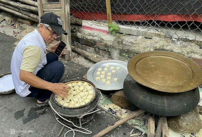 ក្នុងឱកាសចូលឆ្នាំនាគ អ្នកនេសាទ Huynh Van Muoi ធ្វើពិធីរំលឹករសជាតិរបស់ Tet ចាស់។ រូបថត៖ ង្វៀន ដុង