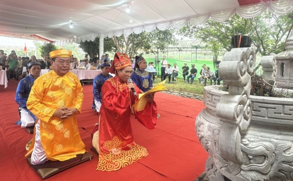 Nachstellung der Anbetungszeremonie am Nam Giao Altar