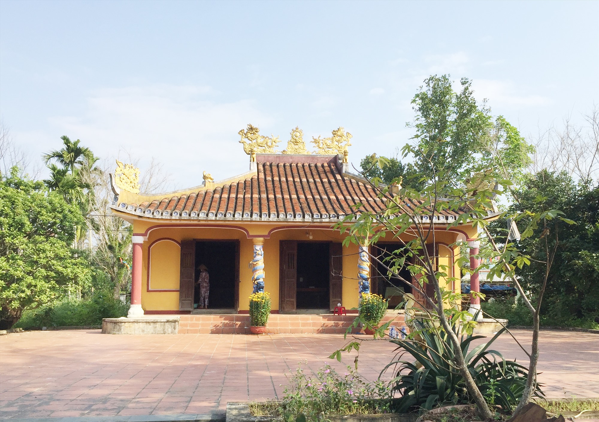 Huong Tra village temple.