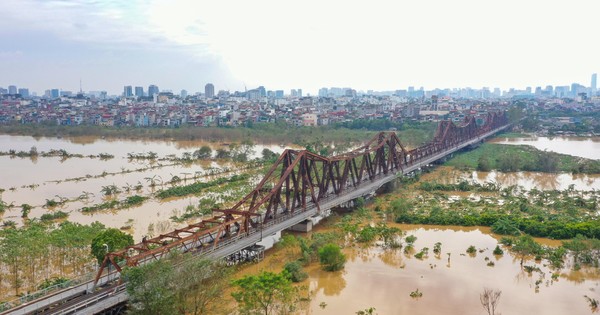 El nivel del agua del río Rojo disminuye gradualmente y poco a poco aparece el banco de arena.