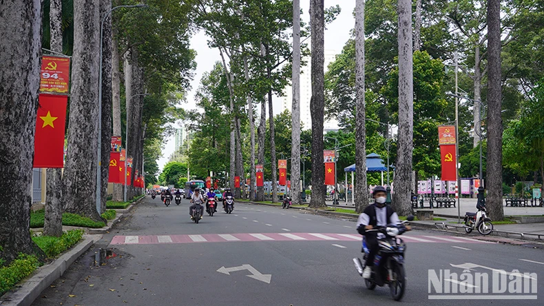 Ho Chi Minh-Ville : Les rues sont décorées de drapeaux et de fleurs pour célébrer la fête nationale le 2 septembre, photo 6