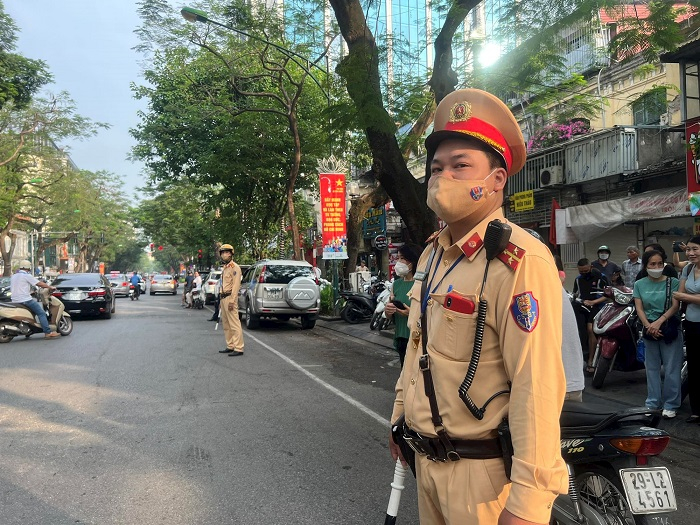 El tráfico en Hanoi está garantizado el día del examen de ingreso al décimo grado. Foto 2