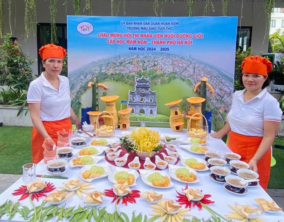 Mme Nghiem Thi Huong Giang (à gauche), de l'école maternelle Tuoi Tho (Hoan Kiem) et de ses collègues lors du concours.