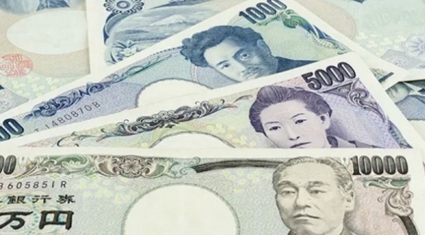 Japanese Yen exchange rate fluctuates in opposite directions