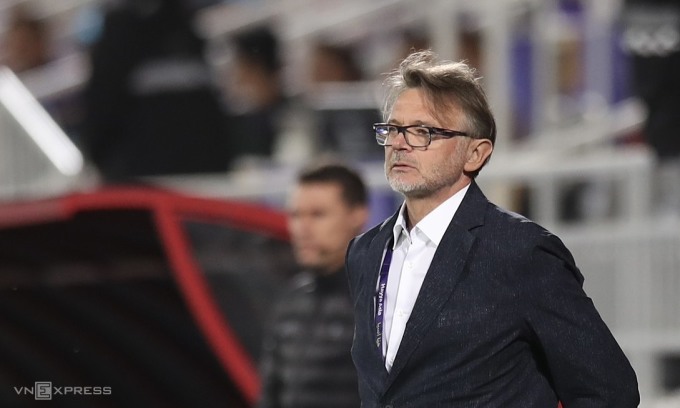 L'entraîneur Troussier lors du match Vietnam - Indonésie au stade Abdullah bin Khalifa, Doha, Qatar, dans la soirée du 19 janvier. Photo : Lam Thoa