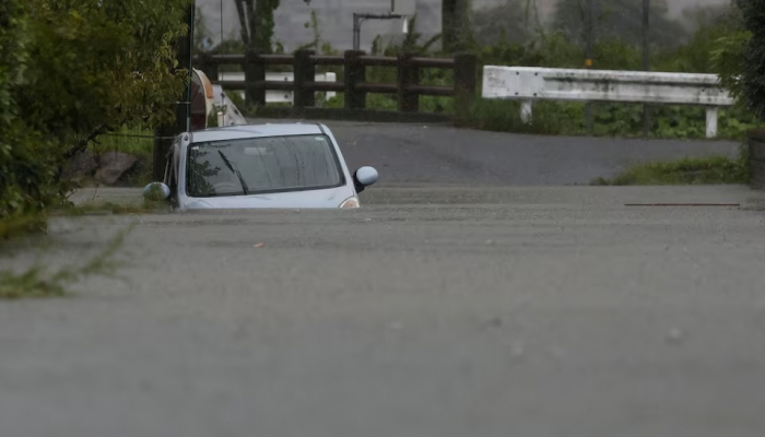 Six morts alors que le typhon Shanshan continue de faire rage au Japon