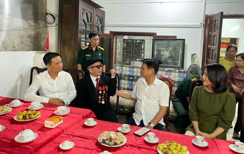 Head of the Hanoi Party Committee's Organization Board Vu Duc Bao visited and presented gifts to veteran Phan Dinh Tri, the veteran who took over the capital. Photo: HM