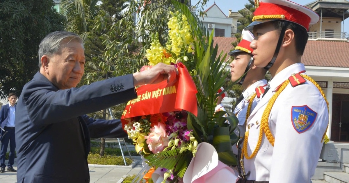 General Secretary To Lam offers incense in memory of General Secretary Nguyen Van Cu