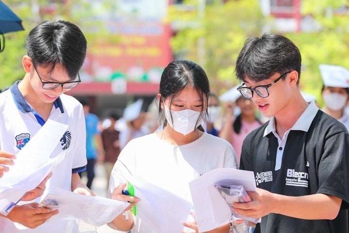 បេក្ខជនដែលមាន IELTS/SAT មិនត្រូវបានប៉ះពាល់ដោយការរឹតបន្តឹងការចូលរៀនដំបូងឡើយ។ (រូបភាព)