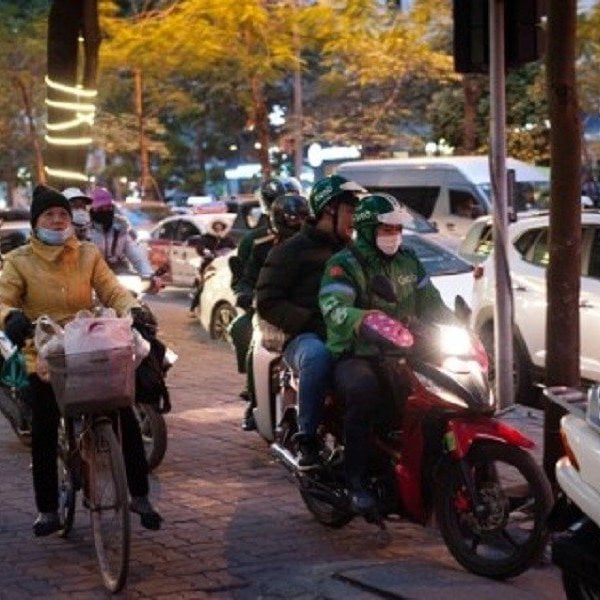 Aux heures de pointe, vais-je recevoir une amende si je conduis une moto sur le trottoir ?