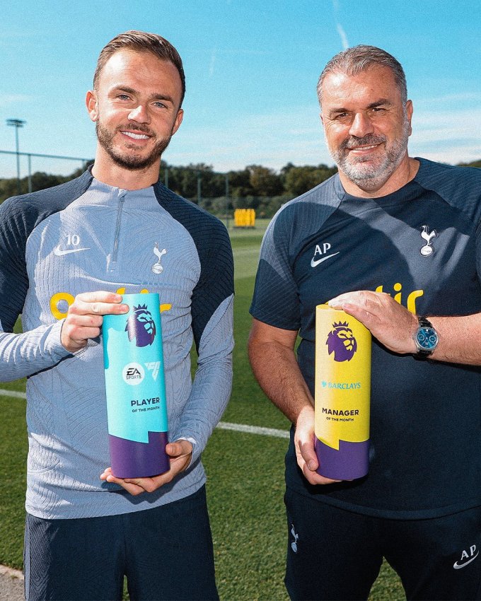 Maddison (izquierda) y Postecoglou muestran sus premios mensuales en el campo de entrenamiento del Tottenham el 15 de septiembre. Foto: X / @SpursOfficial