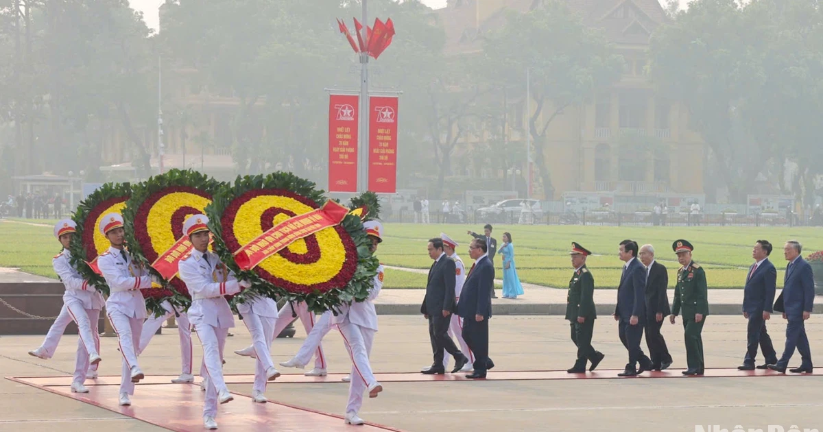 [Foto] Partei- und Staatsführer besuchen das Ho-Chi-Minh-Mausoleum und gedenken der Helden und Märtyrer anlässlich des 70. Jahrestages der Befreiung der Hauptstadt.